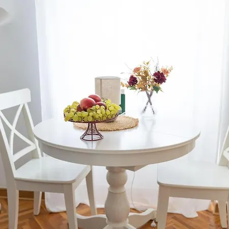 Completely New, Bonbona Lägenhet *